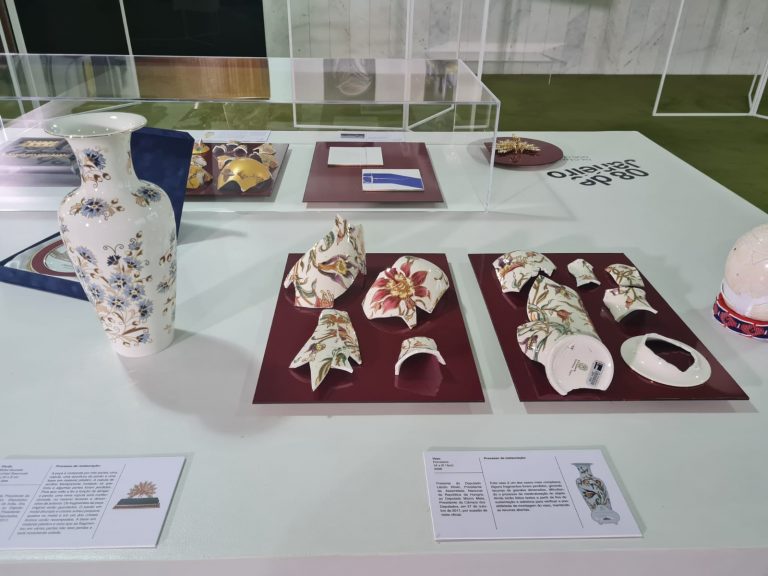 O novo vaso e os fragmentos do antigo