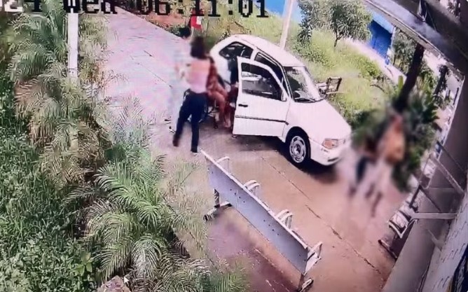 Homem espanca a ex, a joga de carro em movimento e foge levando a filha do casal após deixar vítima em hospital em GO