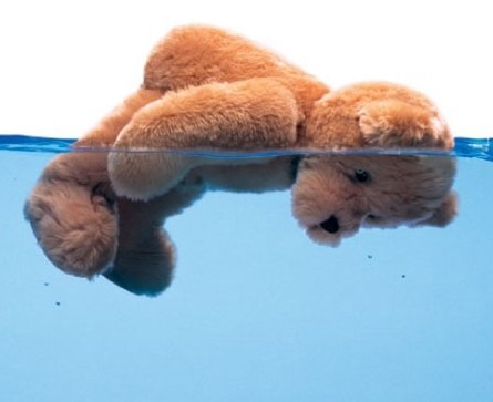 Bebê de 1 ano morre após se afogar em piscina em MT