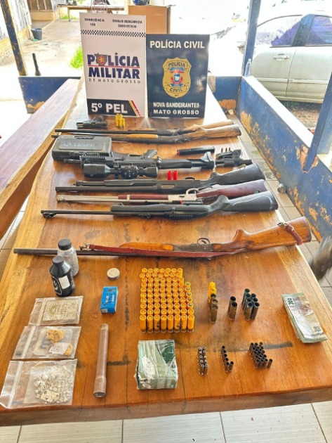 Operação policial resulta na detenção de cinco indivíduos em área de garimpo, com apreensão de armas e ouro de procedência ilegal