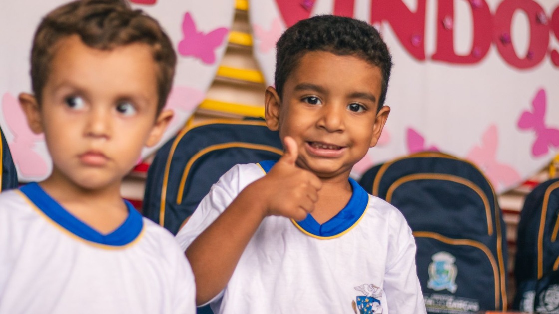 Prefeito Adilson entrega kits escolares para mais dois centros de ensino de Barra do Garças