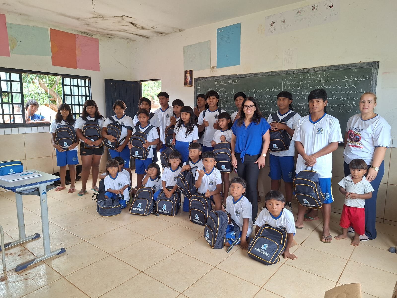 Prefeitura entrega kits escolares para aldeias indígenas