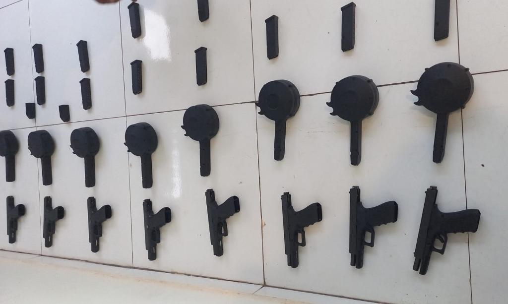 Operação apreendeu 13 armas de fogo e acessórios de uso restrito com investigados por lavar dinheiro do tráfico