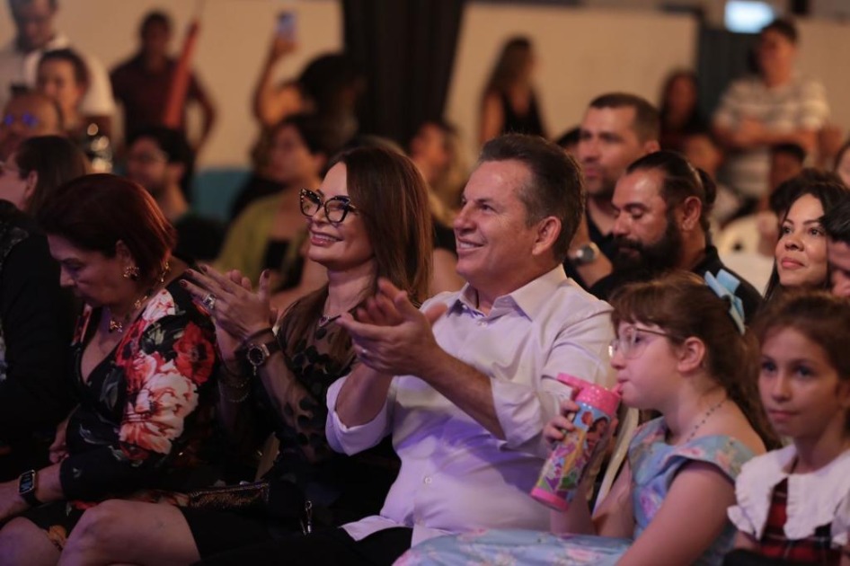 Primeira-dama de MT e governador participam de evento que incentiva novos talentos
