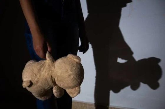 Mãe flagra vizinho tarado fazendo sexo oral em menina de 3 anos