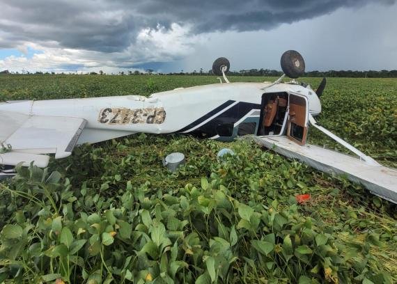 Avião com 465 kg de cocaína cai em lavoura no interior de MT; piloto foge