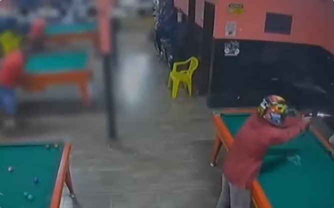 Homem filmado matando a tiros cliente de bar que jogava sinuca é morto em confronto com a polícia