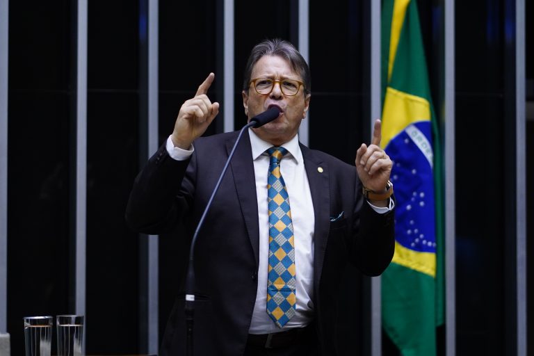 Bibo Nunes discursa na tribuna do Plenário