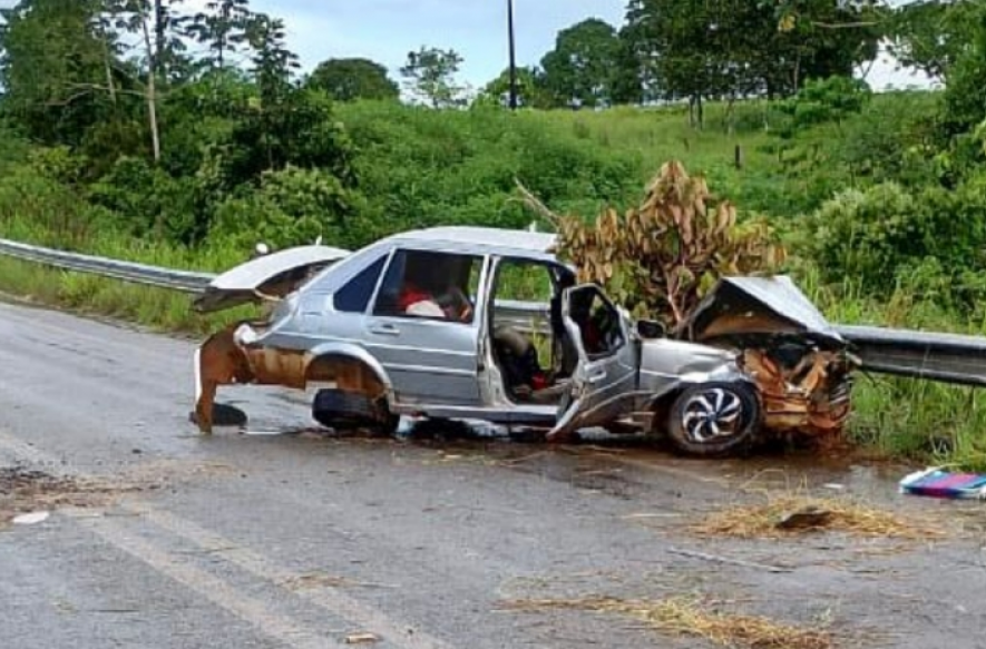 Carro se choca em defensa metálica; mulher morre e 2 ficam feridos