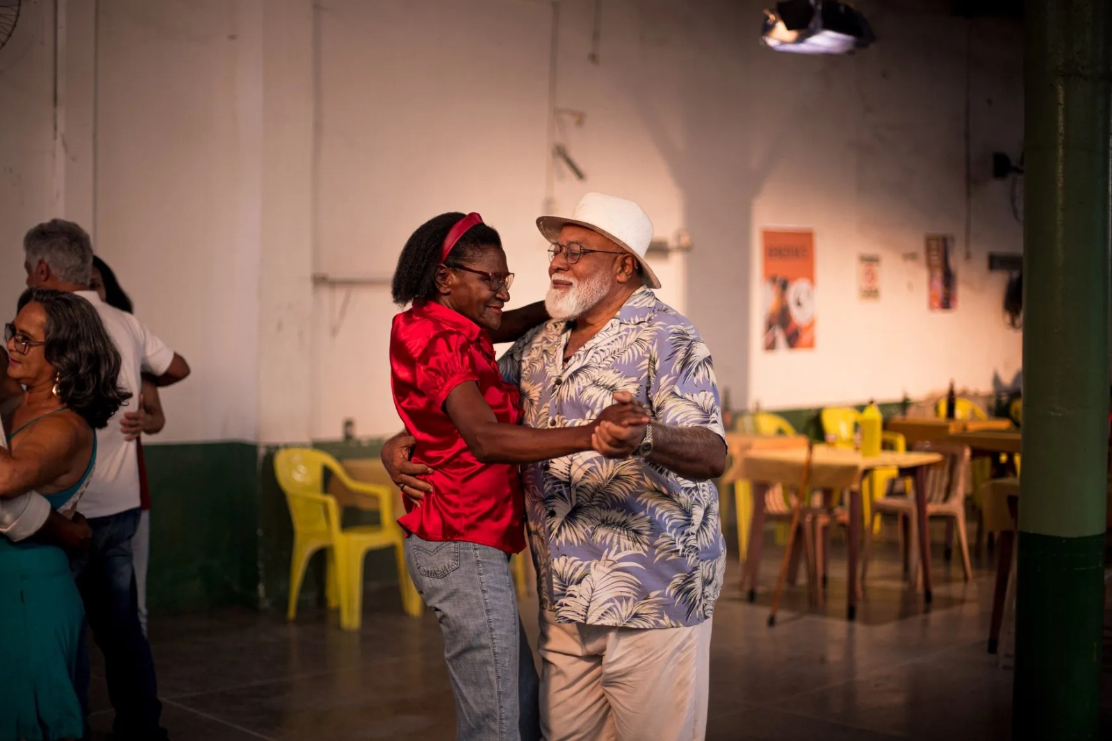 Cena do filme A Velhice Ilumina o Vento