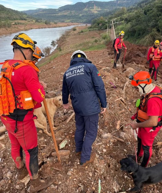 Bombeiros de MT ajudam no resgate de 6 pessoas da mesma família soterradas após enchentes no RS
