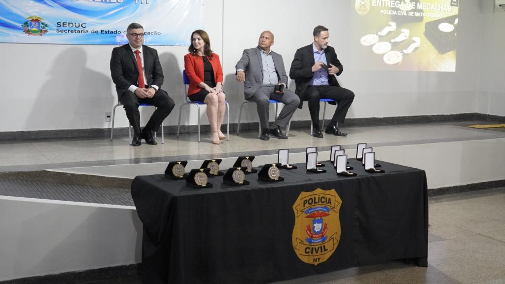 Entrega de medalhas valoriza dedicação dos policias que atuam na fronteira na Regional de Cáceres