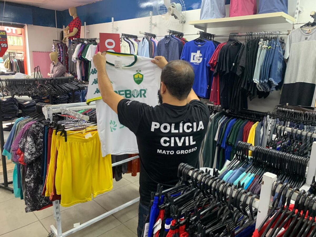 Polícia Civil e Procon apreendem 170 camisetas de time falsificadas em loja em Várzea Grande