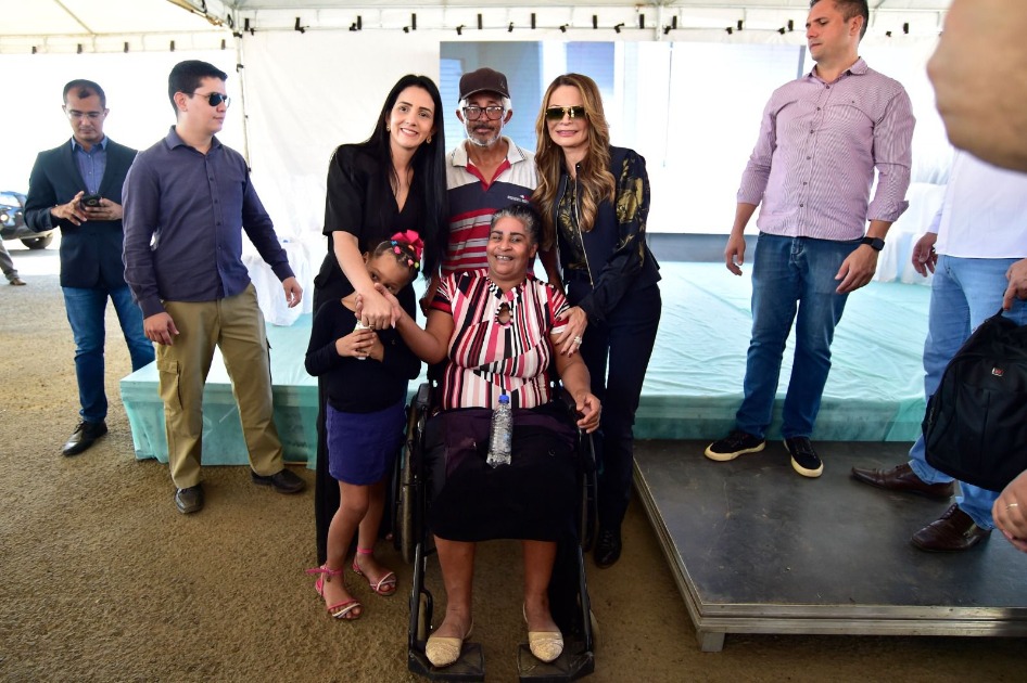 Primeira-dama de MT é homenageada pela primeira-dama de Alto Araguaia durante entregas, com placa personalizada