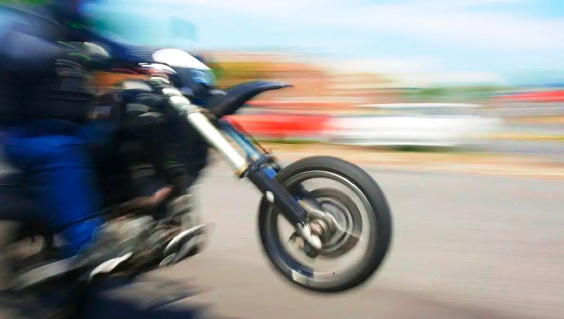 Menores são apreendidos em Barra do Garças empinando moto na contramão