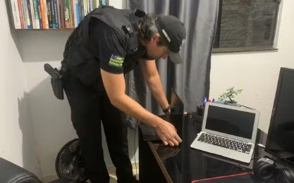 Polícia Civil cumpre mandado em Pontal do Araguaia na operação contra grupo suspeito de fraudar sorteios divulgados por artistas