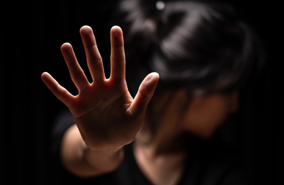 Adolescente de 14 anos é espancada, estuprada e deixada em terreno baldio