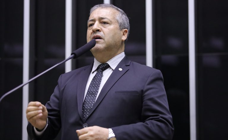 Deputado Ronaldo Nogueira fala ao microfone