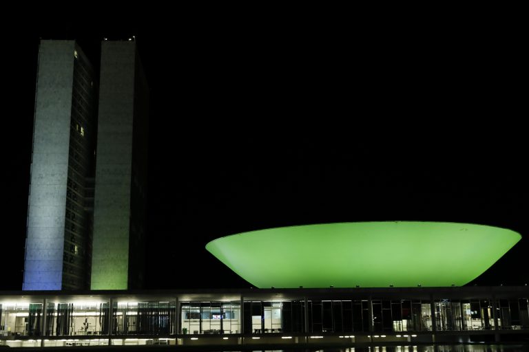Prédio do Congresso iluminado de verde
