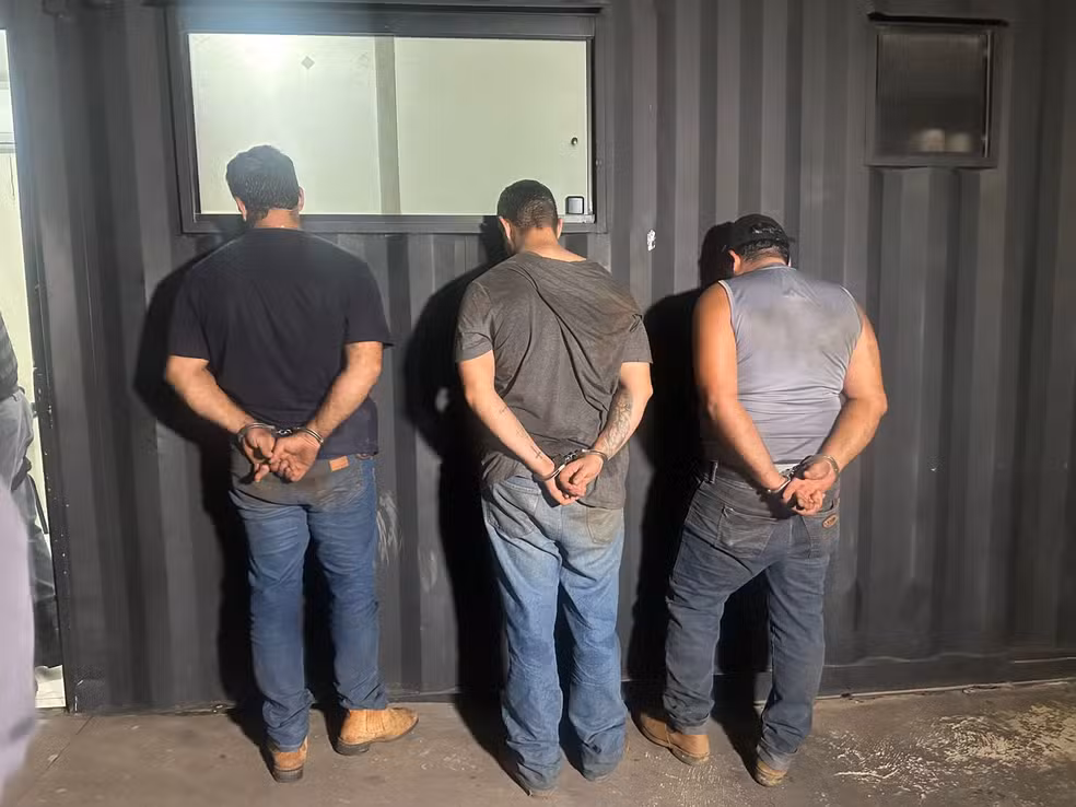Três homens são presos por manter reféns e roubar mais de 200 cabeças de gado de fazenda em MT