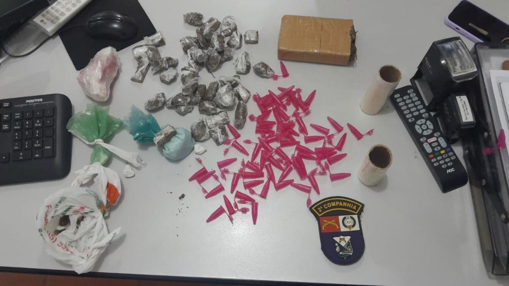 Casal de faccionados é preso pela PM com porções de cocaína e maconha -