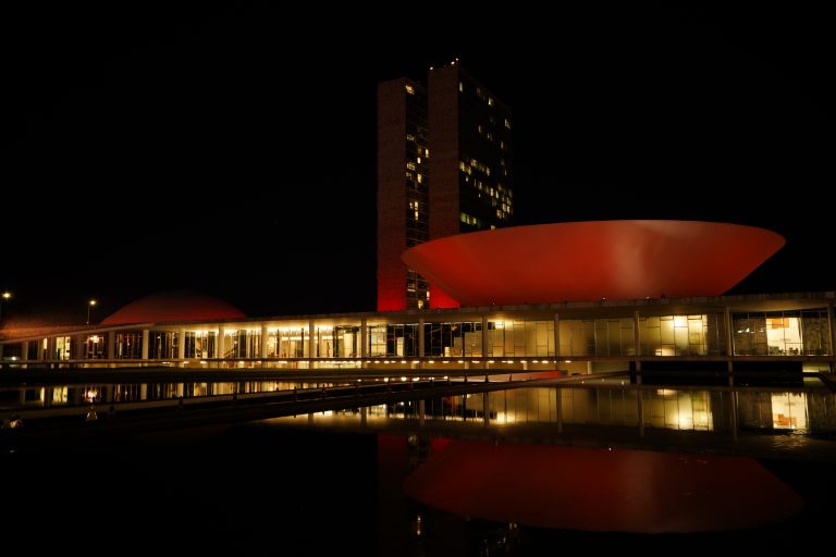 Congresso se ilumina de vermelho em alusão ao Dia Internacional da Talassemia
