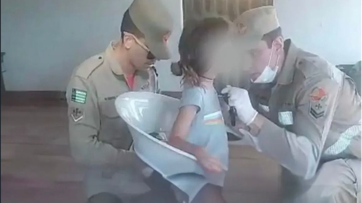 Criança de 6 anos é socorrida após ficar com enforca-gato preso no pescoço em Goiás