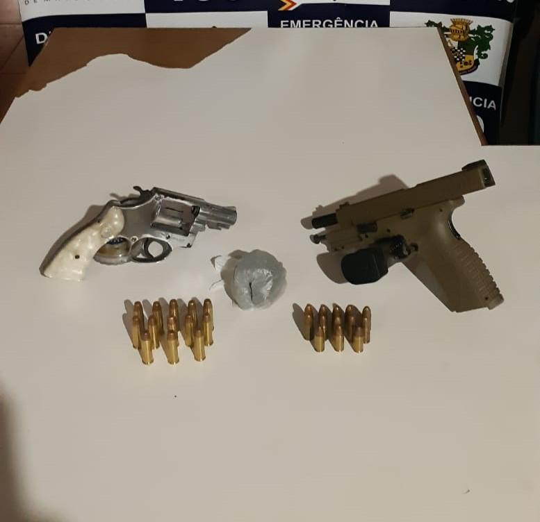Polícia Militar prende homem com armas de fogo, munições e maconha em zona rural -