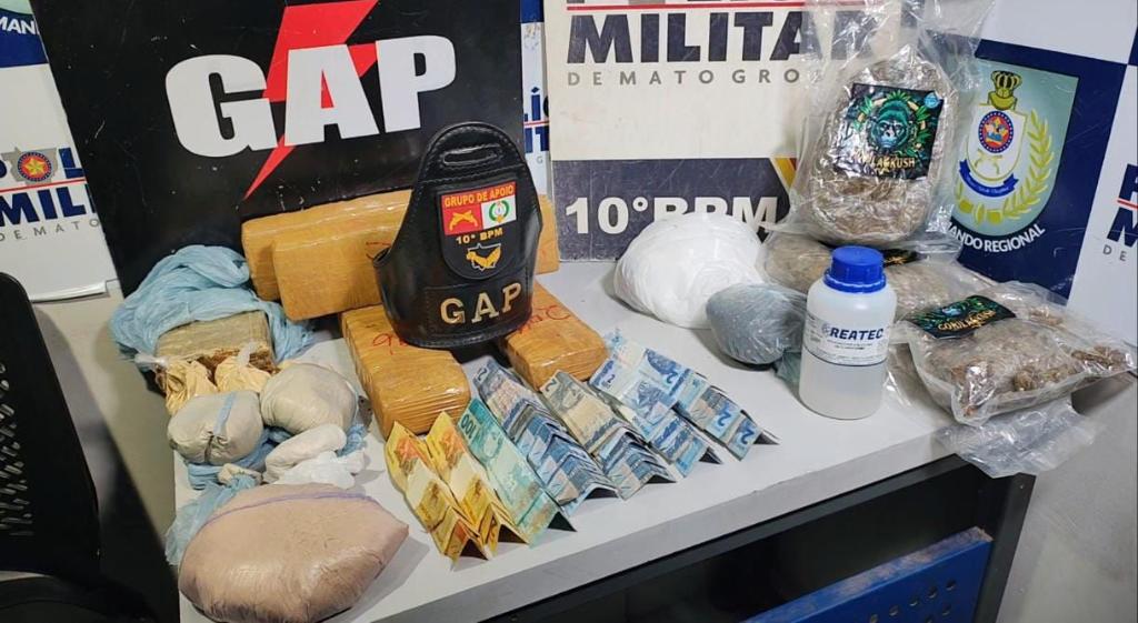 PM apreende tabletes de maconha e pasta base de cocaína após denúncia de homicídio em Cuiabá -