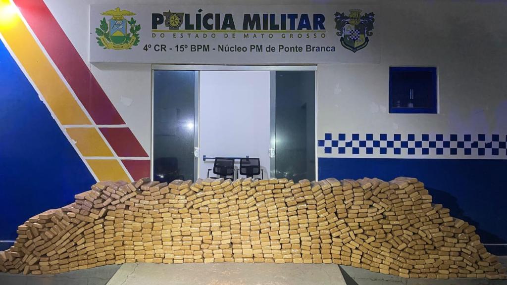 Polícia Militar apreende 837 quilos de maconha e prende dois homens em Ponte Branca -