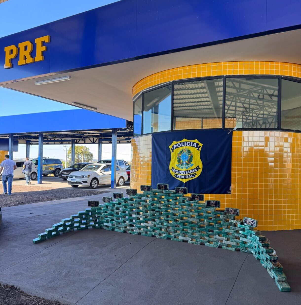 Vídeo – PRF apreende mais de 200 kg de cocaína em caminhão boiadeiro na BR-070, em Barra do Garças