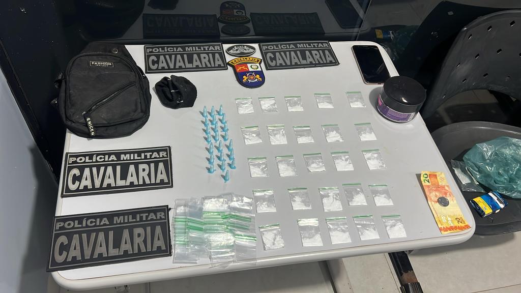 Cavalaria da PM apreende 47 porções de cocaína com integrante de facção criminosa em Nova Mutum -