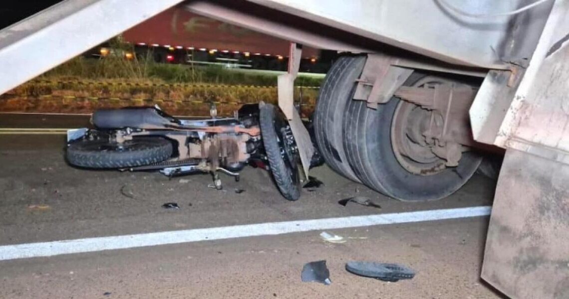 Motociclista morre ao bater atrás de carreta estacionada em BR
