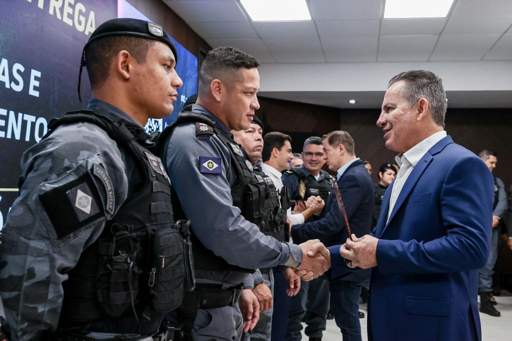 Polícia Militar homenageia unidades com destaques positivos no programa Tolerância Zero - Comandante do 8º CR, TC Hender Ulisses, recebe homenagem do governador Mauro Mendes pela ocorrência destaque