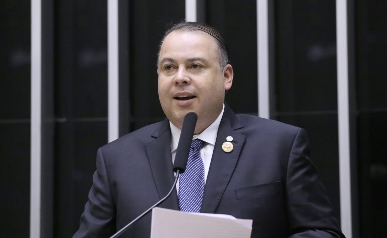 Deputado Julio Cesar Ribeiro fala ao microfone