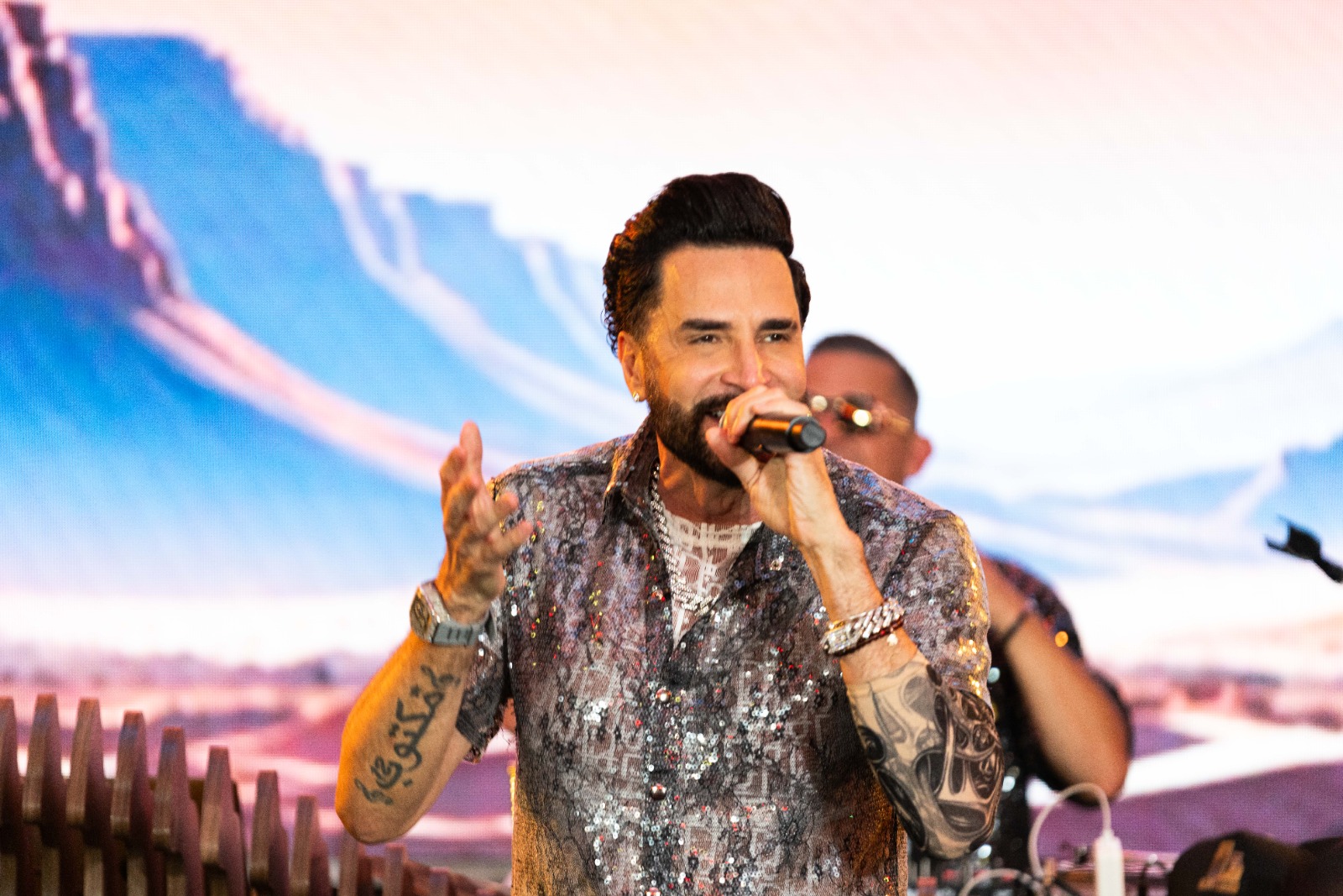 Show do cantor Latino será neste sábado na praia Quarto Crescente, em Aragarças