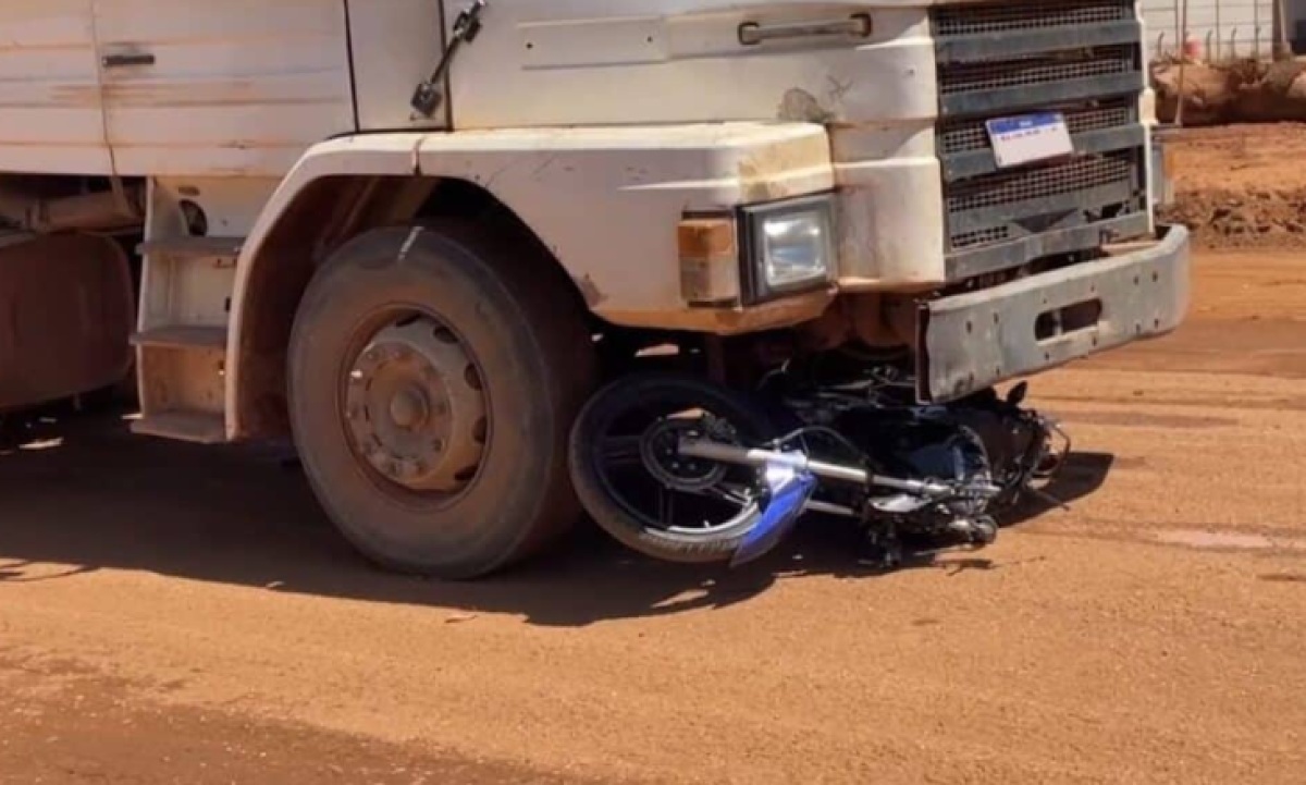 Motociclista de 17 anos morre em acidente com carreta no interior do Estado