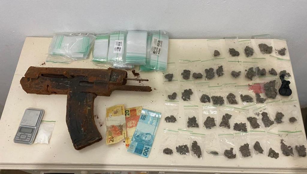 PM prende duas pessoas por tráfico de drogas e apreende submetralhadora em Barra do Garças