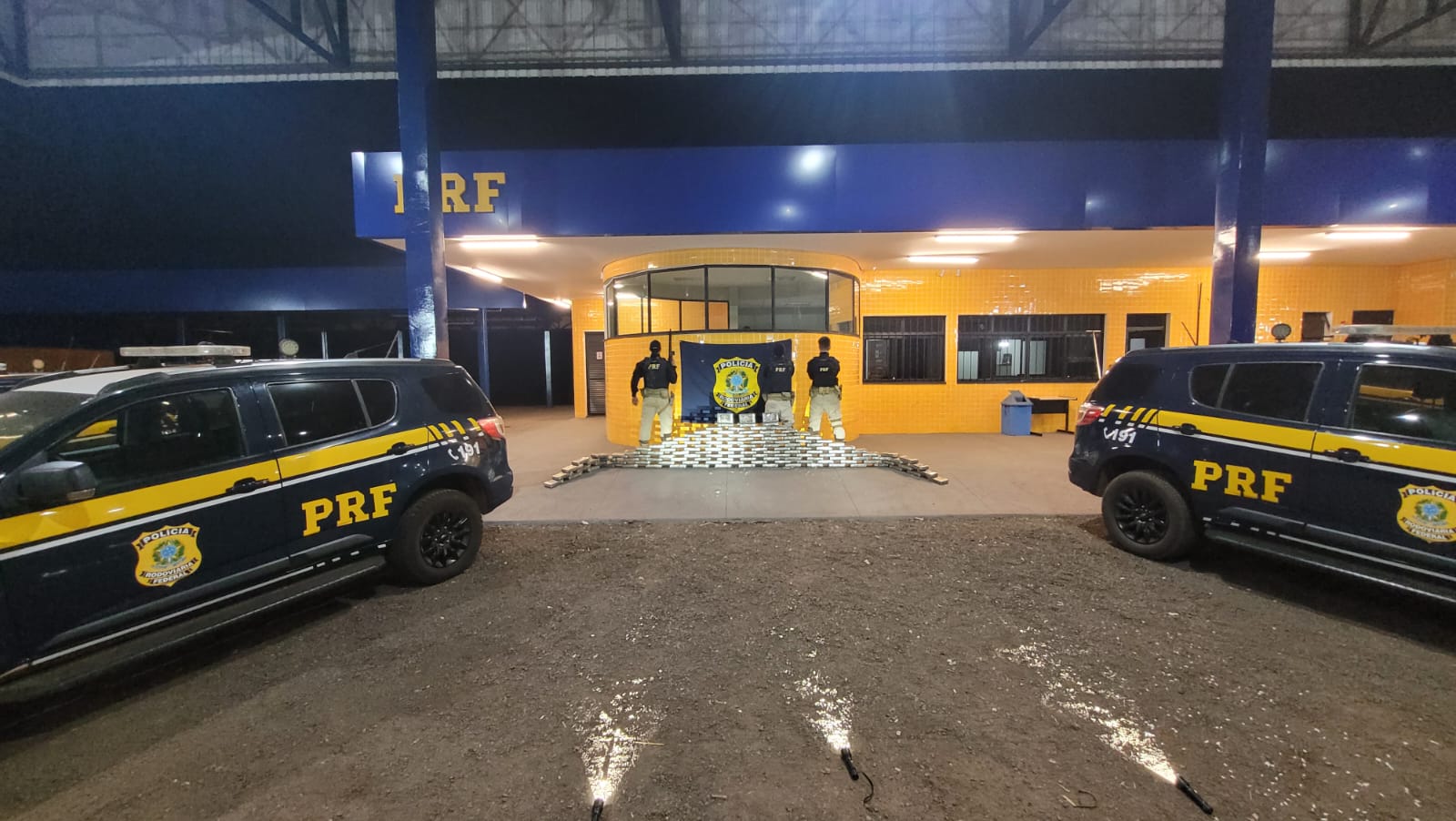 Vídeo – PRF apreende mais de 147 kg de drogas em caminhão carregado de algodão na BR-070, em Barra do Garças