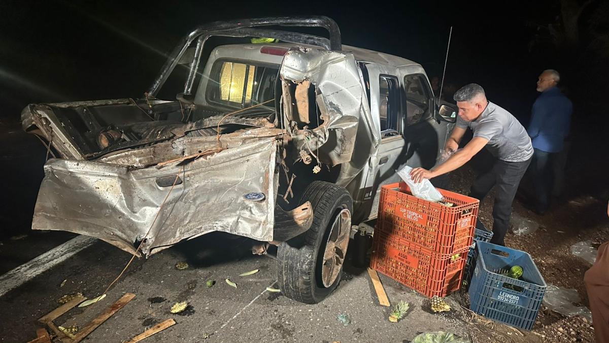 Acidente destrói carro e caminhonete carregada de verduras na BR-070