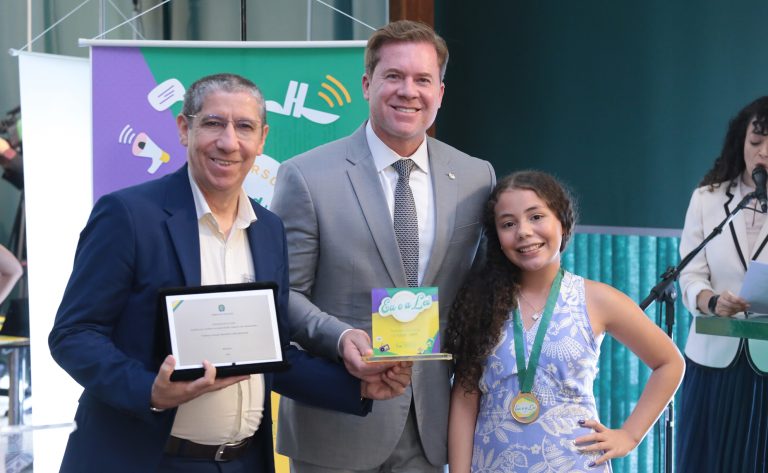 Evento de premiação. Professor, Benedito Fialho Machado, Dep. Marx Beltrão (PP-AL) e Ganhadora da categoria de 10 a 14 anos, Bruna Calderaro Reis