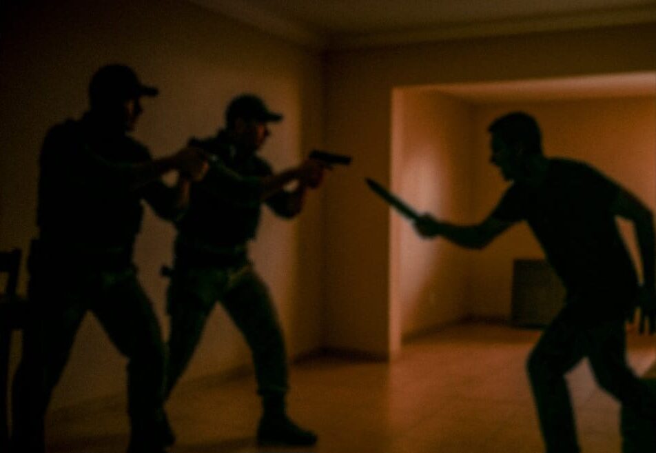 Suspeito morre após atacar policiais militares com faca em Barra do Garças