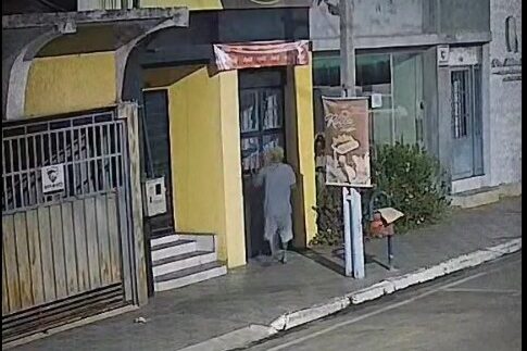 VÍDEO – PM prende em flagrante homem que tentou furtar cafeteria no centro de Barra do Garças