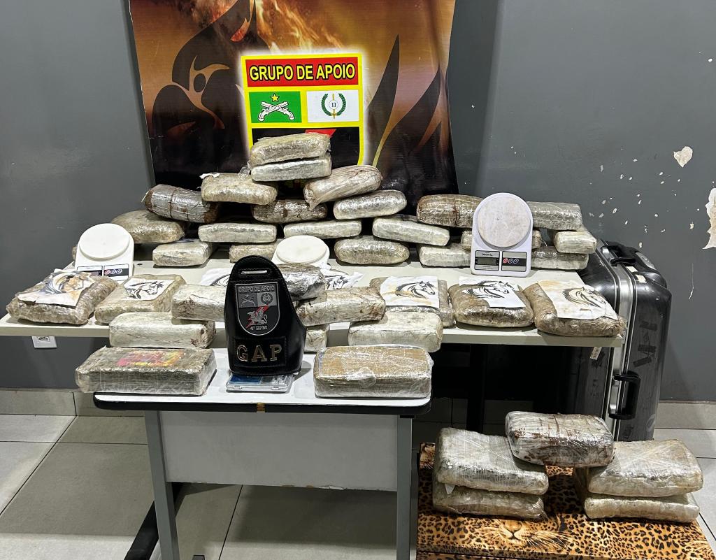 Polícia Militar apreende 41 tabletes de supermaconha e prende três homens por tráfico -
