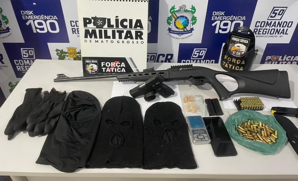 Força Tática apreende rifle, pistola, 130 munições e prende homem por porte ilegal e tráfico de drogas -