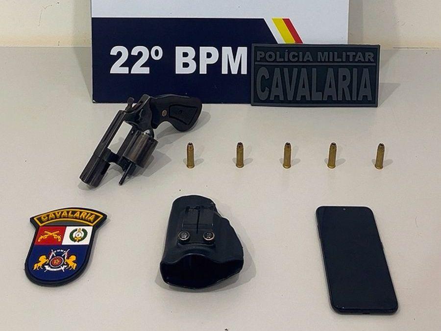 Cavalaria da PM prende homem com revólver em Peixoto de Azevedo -