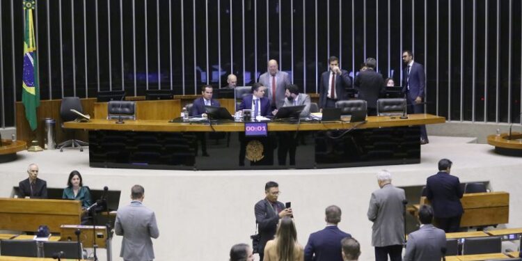 Discussão e votação de propostas legislativas.