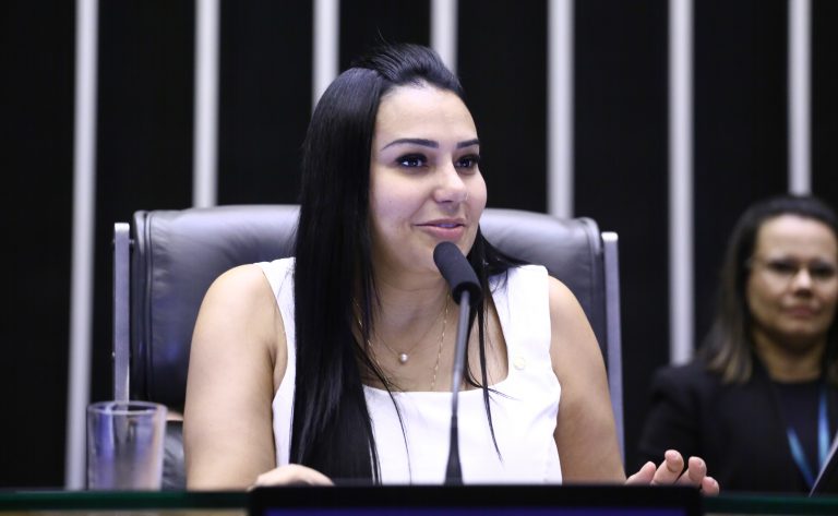 Deputada Dayany Bittencourt (União-CE) fala no Plenário da Câmara dos Deputados