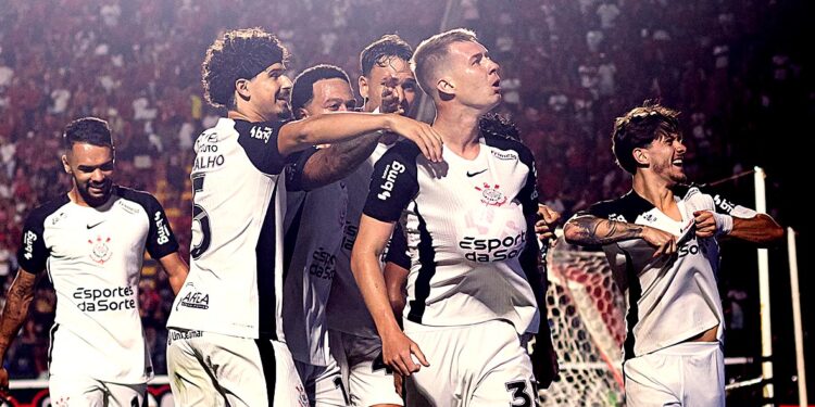 Corinthians vence Vitória no Barradão e conquista sequência inédita no Brasileirão