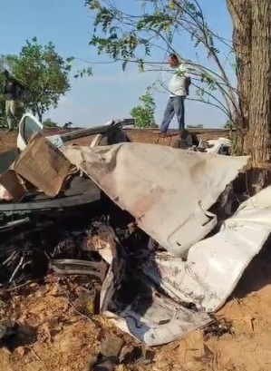 Duas pessoas morrem em acidente entre carro e carreta na BR-158, em Barra do Garças